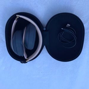 Beats by Dre Wireless Headphones Noise Cancelling Case & Charger Studio 3 Gray